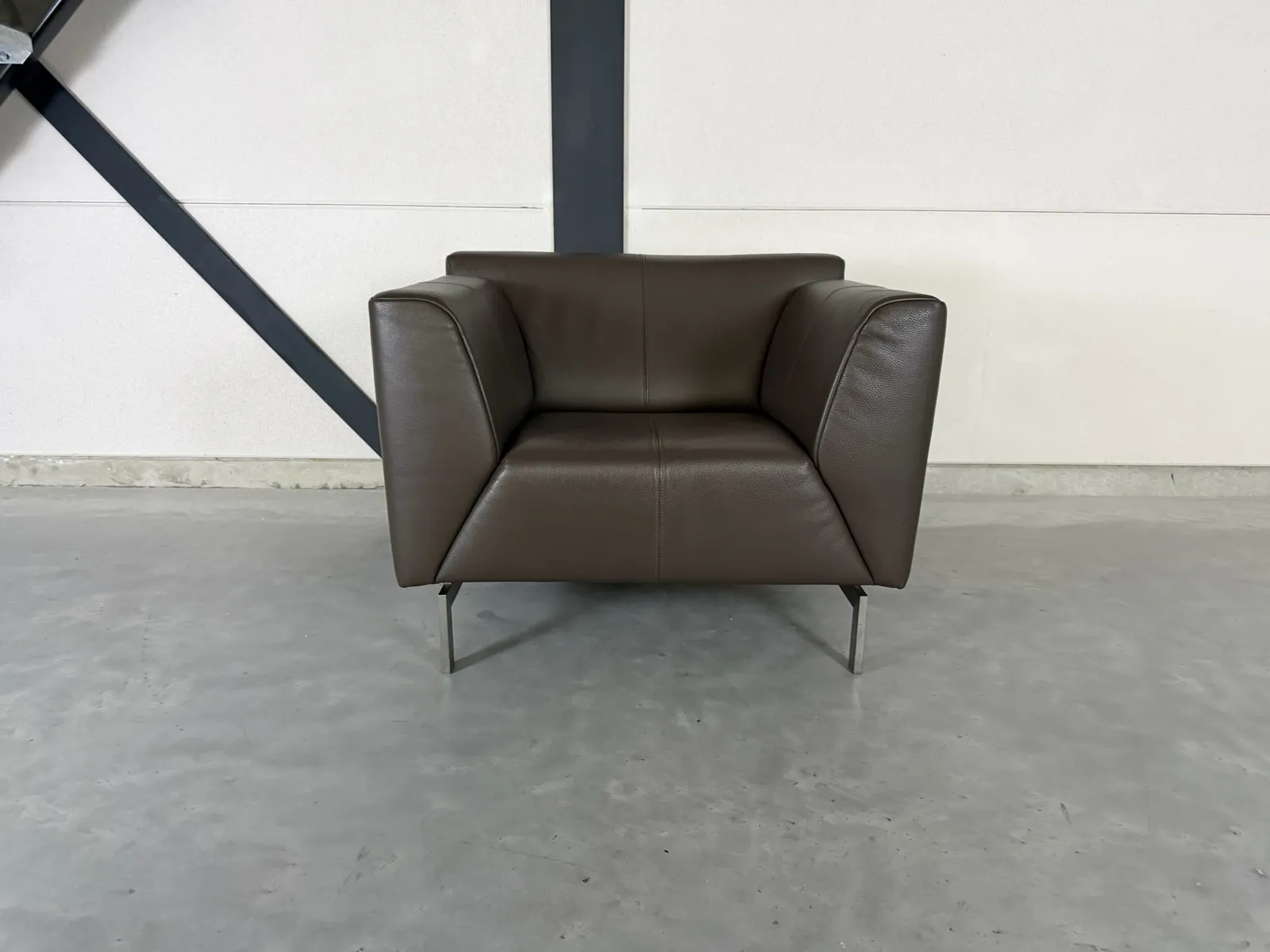 Rolf Benz Linea fauteuil, taupebruin leer — Fauteuil